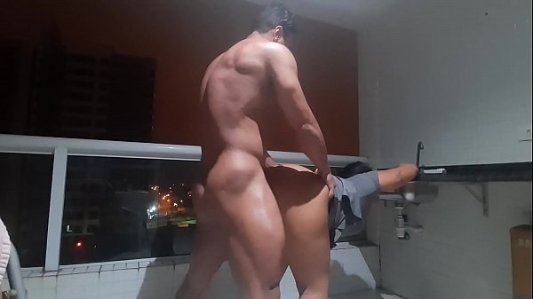 Na sacada do 5° andar Dodo Pibul e Victoria Dias